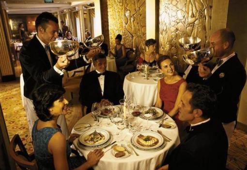 Cenas elegantes en el exclusivo restaurante Normandie